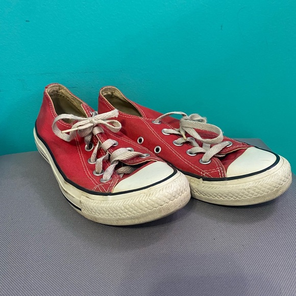 Red converse - Picture 1 of 4